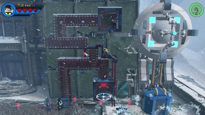 Zmień postać na Wasp i użyj umiejętności specjalnej, by się zmniejszyć, po czym wskocz do labiryntu i naciśnij przycisk na końcu - Misja 18 - Główka pracuje | Solucja LEGO Marvel Super Heroes 2 - LEGO Marvel Super Heroes 2 - poradnik do gry