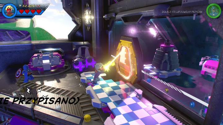 Po odzyskaniu panowania nad postacią, zmień ją na Kapitan Marvel, wejdź na pierwsze piętro i zniszcz złotą osłonę blokującą dostęp do pomieszczenia - Misja 20 - Poza czasem | Solucja LEGO Marvel Super Heroes 2 - LEGO Marvel Super Heroes 2 - poradnik do gry