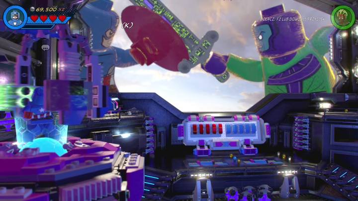 Na koniec wejdź do maszyny zlokalizowanej na balkonie po lewej stronie jako Kapitan Ameryka i pokonaj Kanga w bezpośredniej walce - Misja 20 - Poza czasem | Solucja LEGO Marvel Super Heroes 2 - LEGO Marvel Super Heroes 2 - poradnik do gry