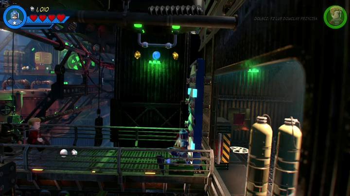 Przejdź na początek na prawą stronę gdzie znajdziesz ścianę do skoku oraz zapadnie na suficie - Misja 5 - Hydra, wredna wydra | Solucja LEGO Marvel Super Heroes 2 - LEGO Marvel Super Heroes 2 - poradnik do gry