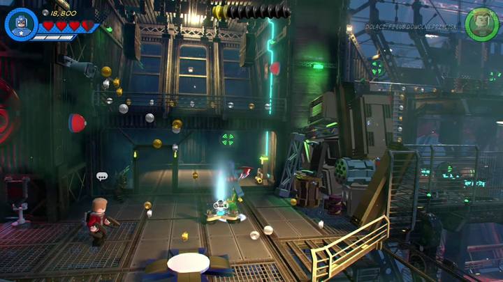 Z pojemników na balkonie wysypią się klocki, z których musisz zbudować kolejną platformę - Misja 5 - Hydra, wredna wydra | Solucja LEGO Marvel Super Heroes 2 - LEGO Marvel Super Heroes 2 - poradnik do gry