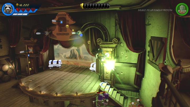 W następnej fazie walki podejdź do sceny i przeskocz na środkowy drążek (zaraz nad sceną), by odsłonić kurtynę i otrzymać możliwość ponownego zaatakowania bossa - Misja 6 - O kurczę | Solucja LEGO Marvel Super Heroes 2 - LEGO Marvel Super Heroes 2 - poradnik do gry