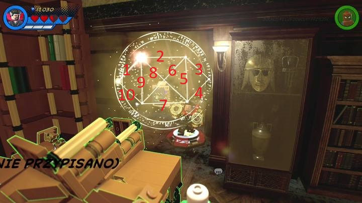 Po jej naprawieniu wskocz na balkon powyżej i podejdź do przyciski znajdującego się po lewej stronie oraz aktywuj go korzystając z mocy Doktora Strange - Misja 8 - Po runach do celu | Solucja LEGO Marvel Super Heroes 2 - LEGO Marvel Super Heroes 2 - poradnik do gry