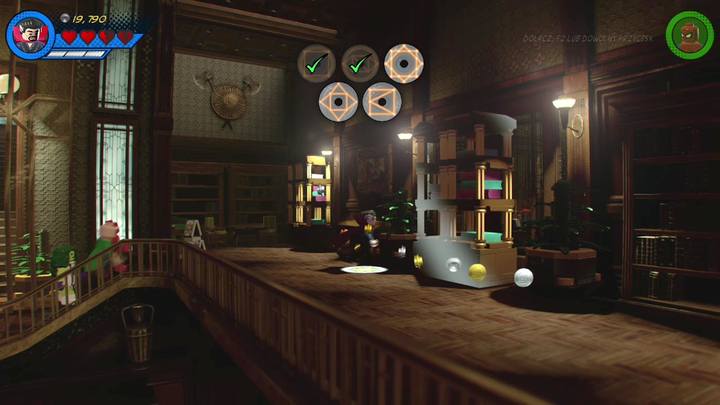 Wskocz teraz na balkon po prawej stronie głównego holu i zniszcz półkę blokującą dostęp do drzwi - Misja 8 - Po runach do celu | Solucja LEGO Marvel Super Heroes 2 - LEGO Marvel Super Heroes 2 - poradnik do gry