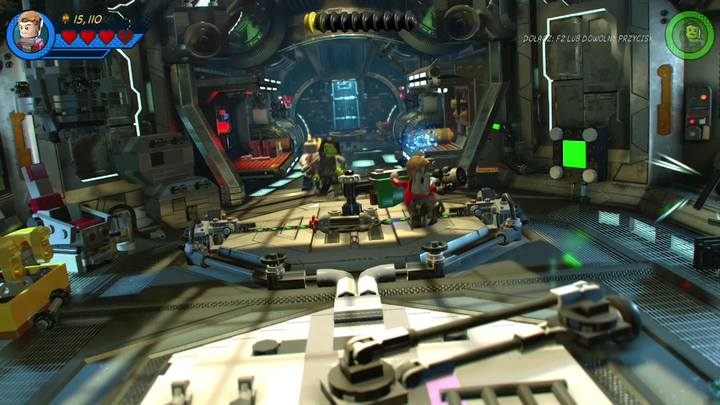 Jak tylko odzyskasz panowanie nad postacią, przedostań się do drugiego pomieszczenia statku i zniszcz pokazaną na obrazku konstrukcję z klocków po prawej stronie, by umożliwić dojście do panelu sterowania - Misja 1 - Czy ktoś pokona Esona? | Solucja LEGO Marvel Super Heroes 2 - LEGO Marvel Super Heroes 2 - poradnik do gry