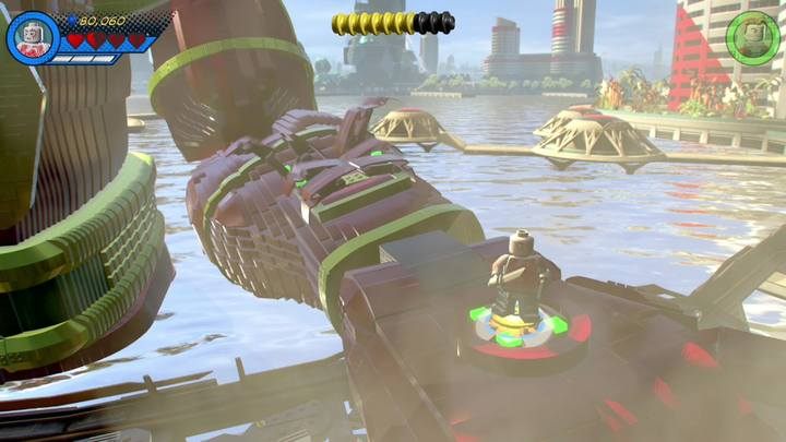 Korzystając z postaci Star Lorda ustaw postać na przycisku znajdującego się na dłoni Esona, po czym zmień postać na Draxa i wejdź na jego przedramię - Misja 1 - Czy ktoś pokona Esona? | Solucja LEGO Marvel Super Heroes 2 - LEGO Marvel Super Heroes 2 - poradnik do gry