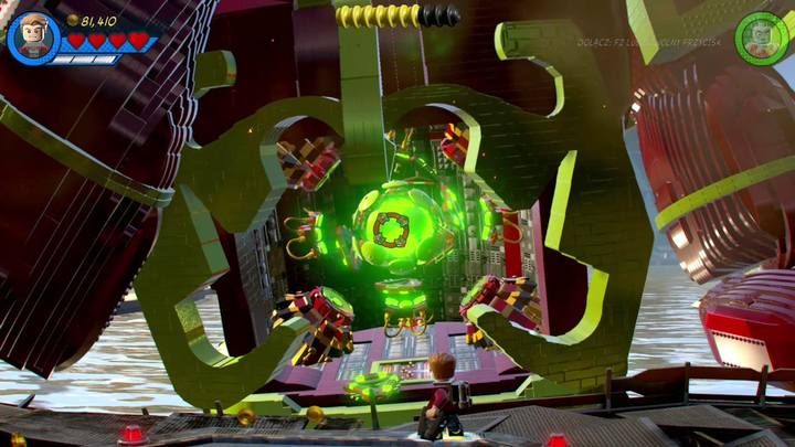 Jak tylko zejdziesz na dół, zmień postać na Star Lorda i zacznij ostrzeliwać zielony rdzeń w brzuchu bossa - Misja 1 - Czy ktoś pokona Esona? | Solucja LEGO Marvel Super Heroes 2 - LEGO Marvel Super Heroes 2 - poradnik do gry