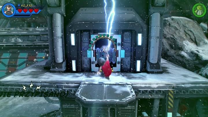 Jak tylko się tam znajdziesz wyrwij osłonę ze ściany i naładuj swój młot (przycisk akcji specjalnej), po czym trzymając przycisk ataku zasięgowego, naładuj generator znajdujący się za ścianką - Misja 2 - Z Avengers dookoła świata | Solucja LEGO Marvel Super Heroes 2 - LEGO Marvel Super Heroes 2 - poradnik do gry