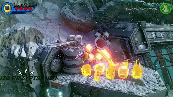 Ciągle korzystając z postaci Kapitana Ameryki przedostań się na lewą stronę lokacji i wejdź na dach korzystając z drabiny pokazanej na obrazku - Misja 2 - Z Avengers dookoła świata | Solucja LEGO Marvel Super Heroes 2 - LEGO Marvel Super Heroes 2 - poradnik do gry