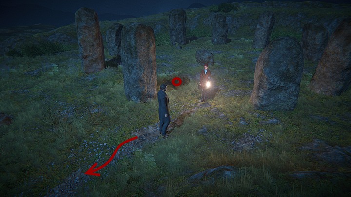 W trawie przy głazie po lewej leżą kolejne fragmenty fotografii (mimo że później fabuła zaprowadzi bohatera w to miejsce, nie będzie on już mieć szansy ich zabrania) - Zbadaj wioskę | Solucja Black Mirror - Black Mirror - solucja, poradnik