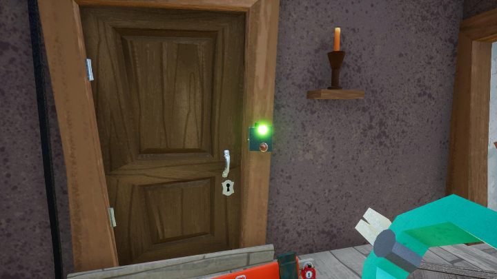 Następnie skieruj się do głównych drzwi i użyj zdobytego przedmiotu na lampkach - kolor zmieni się na zielony - Hello Neighbor: Hello Granny - solucja - Hello Neighbor - poradnik do gry