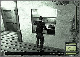Gdy centralne drzwi otworzą się i zobaczysz wychodzącego z nich strażnika, szybko wskocz przez okno do środka - Etap 2 (1) | Police Station | Tom Clancys Splinter Cell - Tom Clancys Splinter Cell - poradnik do gry
