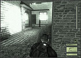 Skręć w jej lewą odnogę (prawa to ślepy zaułek) i schowaj się w pierwszym ciemnym zaułku z prawej, przy śmietnikach - Etap 2 (3) | Police Station | Tom Clancys Splinter Cell - Tom Clancys Splinter Cell - poradnik do gry