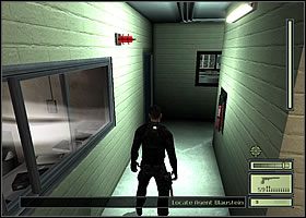 Skręć w prawo i tam przy wielkiej szybie szybko przytul się do ściany - Etap 3 (1) | Police Station | Tom Clancys Splinter Cell - Tom Clancys Splinter Cell - poradnik do gry
