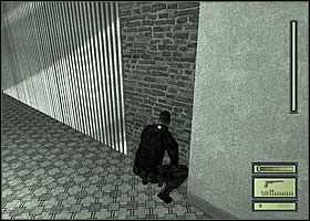Tędy, obok drzwi wyjściowych, w cieniu przemkniesz się na drugą stronę, za kraty - Etap 3 (2) | Police Station | Tom Clancys Splinter Cell - Tom Clancys Splinter Cell - poradnik do gry