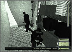 Kiedy strażnik zatrzyma się w rogu tyłem do Ciebie, przejdź na kuckach za kotarę i do komputera z prawej - Etap 3 (2) | Police Station | Tom Clancys Splinter Cell - Tom Clancys Splinter Cell - poradnik do gry