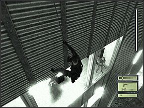 Gdy będzie szedł w prawo, wskocz do pomieszczenia, włam się do komputera i szybko podejdź do rozbitego okna, by opuścić się tam niezauważenie na rękach - Etap 2 (1) | Defense Ministry | Tom Clancys Splinter Cell - Tom Clancys Splinter Cell - poradnik do gry