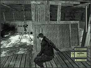 Musisz schować się do stajenki z lewej, gdyż zaraz na korytarzu pojawi się strażnik - Etap 2 (1) | Abattoir | Tom Clancys Splinter Cell - Tom Clancys Splinter Cell - poradnik do gry