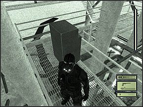 Tutaj wskocz na ciemny kontener i z niego chwyć się umieszczonej pod sufitem rurki - Etap 2 (1) | Oil Refinery | Tom Clancys Splinter Cell - Tom Clancys Splinter Cell - poradnik do gry