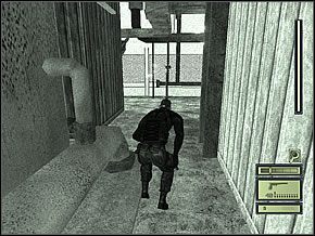 Tam skręć w prawo i skieruj się w stronę schodków prowadzących w dół - Etap 2 (2) | Oil Refinery | Tom Clancys Splinter Cell - Tom Clancys Splinter Cell - poradnik do gry