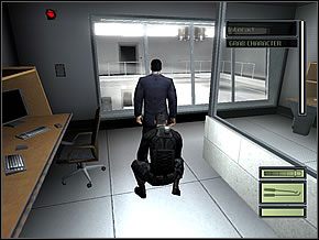 Jeśli nie chcesz zostać zauważony, musisz zgasić światło (włącznik jest przy półce, obok wejścia) i biegiem wrócić po ciało - Etap 2 (1) | CIA HQ | Tom Clancys Splinter Cell - Tom Clancys Splinter Cell - poradnik do gry