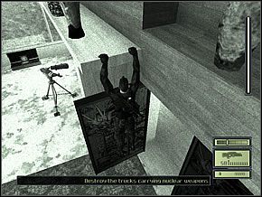 Uważaj, musisz być pod samą ścianą, inaczej działko z prawej do Ciebie strzeli - Etap 2 (4) | Chinese Ambassy | Tom Clancys Splinter Cell - Tom Clancys Splinter Cell - poradnik do gry