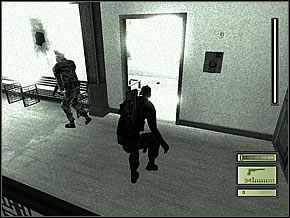 Dzięki temu mogłem spokojnie wejść do jasnego pomieszczenia, po cichu podejść na lewo od majstrującego przy komputerze żołnierza i wskoczyć na stolik - Etap 2 (4) | Chinese Ambassy | Tom Clancys Splinter Cell - Tom Clancys Splinter Cell - poradnik do gry