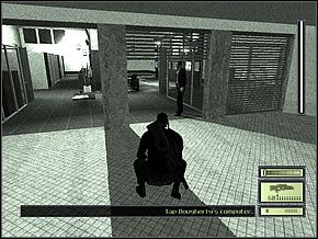 Chowając się w cieniu kolumny poczekaj, aż strażnik przy stanowiskach pracy zrobi kolejną rundkę, po czym udaj się korytarzem w lewo - Etap 2 (2) | CIA HQ | Tom Clancys Splinter Cell - Tom Clancys Splinter Cell - poradnik do gry