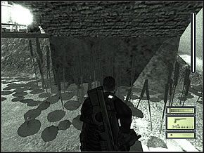 Nie zatrzymując się ani chwili, przechodzisz w cieniu na drugą stronę i wychodzisz na suchy ląd, ale tak, by schować się za mostkiem w cieniu - Etap 3 (1) | Chinese Ambassy | Tom Clancys Splinter Cell - Tom Clancys Splinter Cell - poradnik do gry