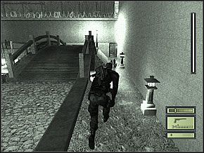 Przejdź przez niego i skieruj się w stronę oświetlonej bramki z prawej, tam gdzie płynie woda - Etap 3 (1) | Chinese Ambassy | Tom Clancys Splinter Cell - Tom Clancys Splinter Cell - poradnik do gry