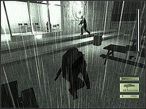 Pójdzie za to w stronę automatycznych drzwi, Ty natomiast schowasz się w cieniu pomiędzy ławkami, po czym ruszysz w lewo, w stronę siatki i dalej na schodki nieopodal budynku - Etap 3 (3) | CIA HQ | Tom Clancys Splinter Cell - Tom Clancys Splinter Cell - poradnik do gry