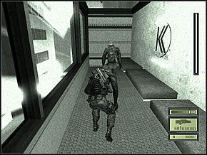 Wróć do podwójnych szklanych drzwi i wejdź do oświetlonego pomieszczenia, z wykrywaczami metalu - Etap 1 | Kalinatek | Tom Clancys Splinter Cell - Tom Clancys Splinter Cell - poradnik do gry