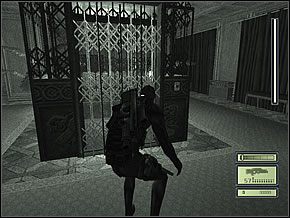 Zaraz jak tylko otworzą się drzwi, musisz wybiec z nich najszybciej jak tylko możesz i od razu skręcić w prawo, by wbiec przed półkę z tej strony - Etap 2 (1) | Presidental Palace | Tom Clancys Splinter Cell - Tom Clancys Splinter Cell - poradnik do gry