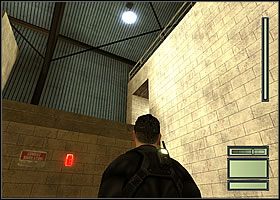 * Początkowo może to się wydawać nie lada trudnym wyczynem, gdyż by Sam chwycił się rękami półki i wspiął na górę, musisz dobrze wykonać szereg czynności: ustawić się bokiem do ściany z lampą, tak by mieć ją po lewej, biec w stronę ściany, przy której zaczynałeś i wykonać skok z odbiciem się od ści - Etap 1 (1) | Training | Tom Clancys Splinter Cell - Tom Clancys Splinter Cell - poradnik do gry