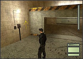 * Jeśli zabrałeś wcześniej wytrych, nie wchodź przez wielkie wrota do oświetlonego na czerwono pomieszczenia, tylko przejdź do małych, zamkniętych drzwi z prawej - Etap 1 (2) | Training | Tom Clancys Splinter Cell - Tom Clancys Splinter Cell - poradnik do gry