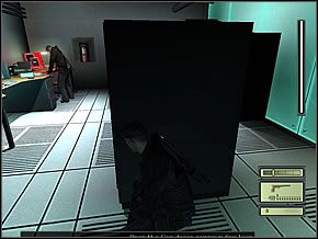 Stojąc za szafą, którą ma za plecami operator komputera, podskocz w miejscu, by ten coś usłyszał - Etap 2 (3) | Kalinatek | Tom Clancys Splinter Cell - Tom Clancys Splinter Cell - poradnik do gry