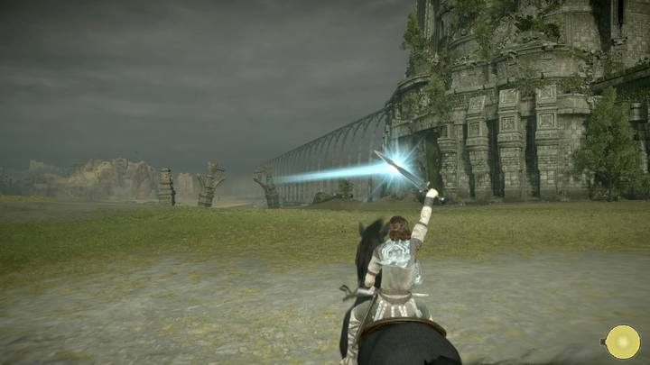 Możesz użyć swojego miecza, by odnajdywać następnych kolosów do pokonania - Nawigacja po świecie Shadow of the Colossus - Shadow of the Colossus - poradnik do gry