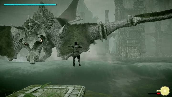 Tylko ze środkowej płyty możesz chwycić się skrzydła, na bocznych oberwiesz jedynie falą uderzeniową - Kolos 5 - Avion | Solucja Shadow of the Colossus - Shadow of the Colossus - poradnik do gry