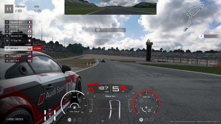 HUD wydaje się przeładowany, ale oferuje wiele przydatnych informacji, jak choćby o obecności samochodu obok nas w postaci czerwonych okręgów. Im jest ich więcej, tym bliżej jest przeciwnik. - HUD w Gran Turismo Sport - Gran Turismo Sport - poradnik do gry