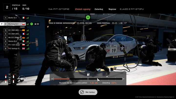 Podczas wjazdu do pit-stopu musimy podjąć szybką decyzję o zmianie opon, a potem o ilości tankowanego paliwa. - Dobry start w Gran Turismo Sport - Gran Turismo Sport - poradnik do gry