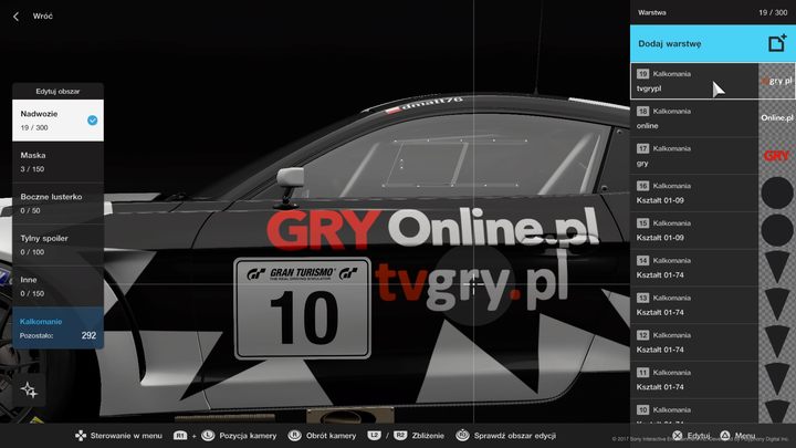 Czarny kształ na samochodzie powstał z nałożenia na siebie wielu trójkątów, gwiazd, stożków i kółek. Każdą naklejkę możemy dowolnie rozciągać i modyfikować, a także umieszczać ją nad lub pod inną, tworząc naprawdę skomplikowane wzory. - Edycja kalkomanii w Gran Turismo Sport - Gran Turismo Sport - poradnik do gry