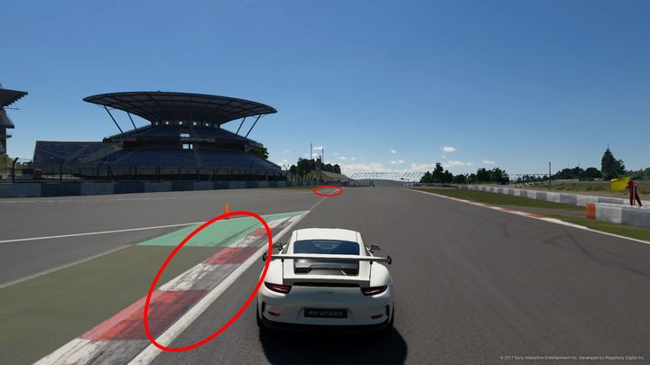 Wychodząc z początkowej sekcji zakrętów na torze Nurburgring GP nie powinniśmy trzymać się prawej strony, ale wyjechać szeroko na lewy krawężnik i przejechać dalej po zielonym utwardzeniu poza właściwym torem. To jedno z miejsc, które decyduje o tym, czy osiągniemy dobry czas. Widok czarnych śladów po zdartych oponach też powinien nam podpowiedzieć gdzie warto najeżdżać. - Korzystaj z całego toru! Gran Turismo Sport - Gran Turismo Sport - poradnik do gry