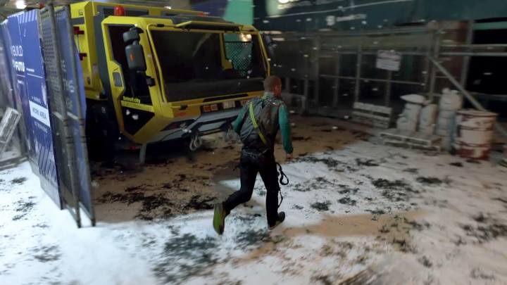 Weź ciężarówkę i użyj jej, by staranować wejście do sklepu - Capitol Park | Markus | Solucja Detroit Become Human - Detroit Become Human - poradnik do gry