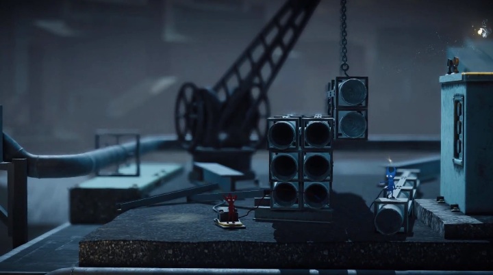 Gdy trafisz na miejsce z rurami musisz jedną postać zostawić na przycisku, a drugą przebiec pod rurami i wskoczyć na nie - Poziom 5 - Is That All There, solucja Unravel 2 - Unravel 2 - poradnik do gry