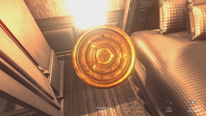 Na stoliku przy łóżku znajduje się szkatułka - Posiadłość Yelvertonów, solucja - Lust for Darkness - poradnik do gry