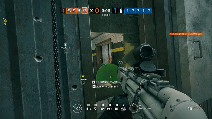 Wspinaczka to przydatna technika występująca w grze Tom Clancys Rainbow Six: Siege, która wykorzystywana jest przez drużynę atakujących i pozwala na szybkie dostanie się na dach budynku lub zawiśnięcie na linie na poziomie okna i zajęcie dogodnej pozycji strzeleckiej, bez konieczności bezpośrednieg - Poruszanie się w Rainbow Six Siege - Rainbow Six Siege - poradnik do gry