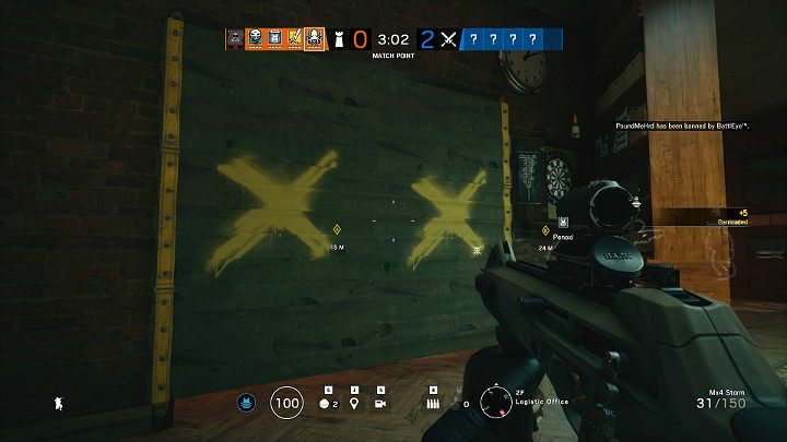 Barykady okien i drzwi wykonane są z drewna, które można przestrzelić, rozbić granatem, granatnikiem lub wybić za pomocą uderzeń kolbą karabinu lub pistoletu - Pułapki, przeszkody, barykady w Rainbow Six Siege - Rainbow Six Siege - poradnik do gry