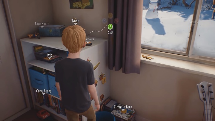 Na szafce przy oknie lezą komiksy i zabawki - Pokój Chrisa | Solucja do Awesome Adventures od Captain Spirit - The Awesome Adventures of Captain Spirit - poradnik do gry