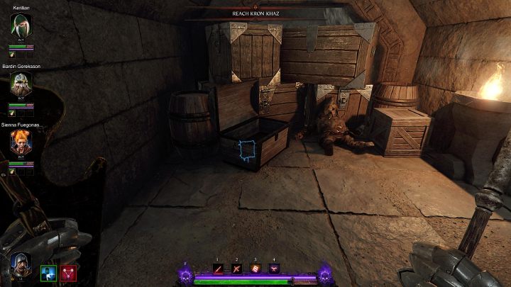 Od razu po zejściu skieruj się w lewo - w skrzyni znajdziesz drugi grymuar - Grymuary w akcie II gry Warhammer Vermintide 2 - Warhammer Vermintide 2 - poradnik do gry