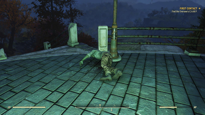 Przy powyższych zwłokach znajdziesz maczetę i kilka innych przedmiotów. - Dobra broń na start w Fallout 76 - Fallout 76 - poradnik do gry